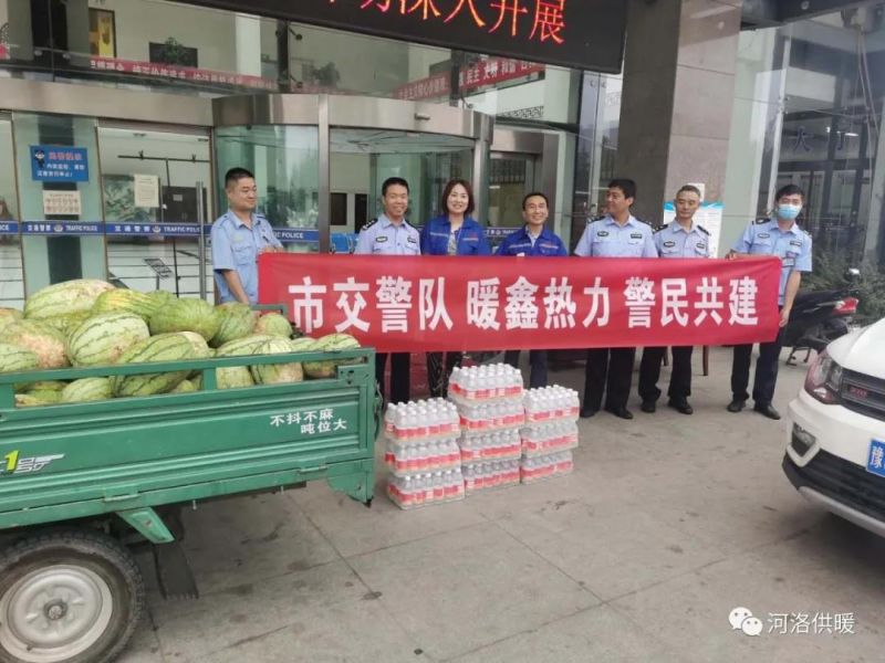 高溫下交警執(zhí)勤忙，暖鑫熱力送瓜送水送清涼